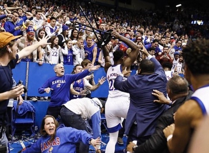 Hromadná bitka basketbalistov: vzduchom lietali stoličky